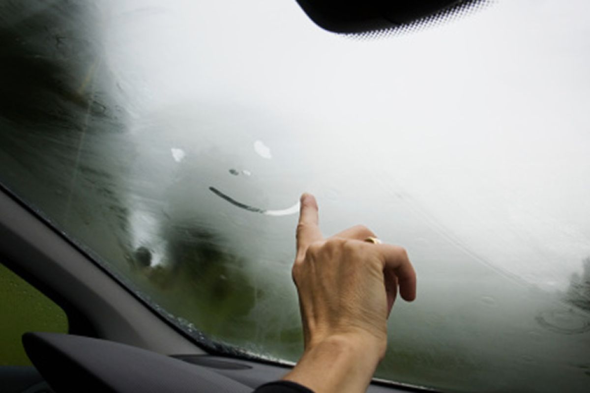 How to Remove Fog from Car’s Windshield Tips to Defog Car During Rain