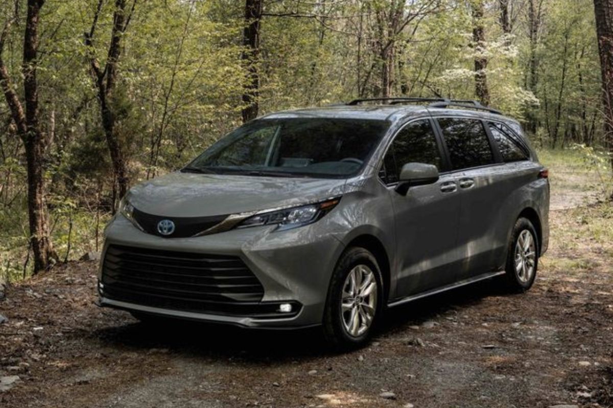 2023 Toyota Sienna Price in India, Colours, Mileage, Topspeed, Specs